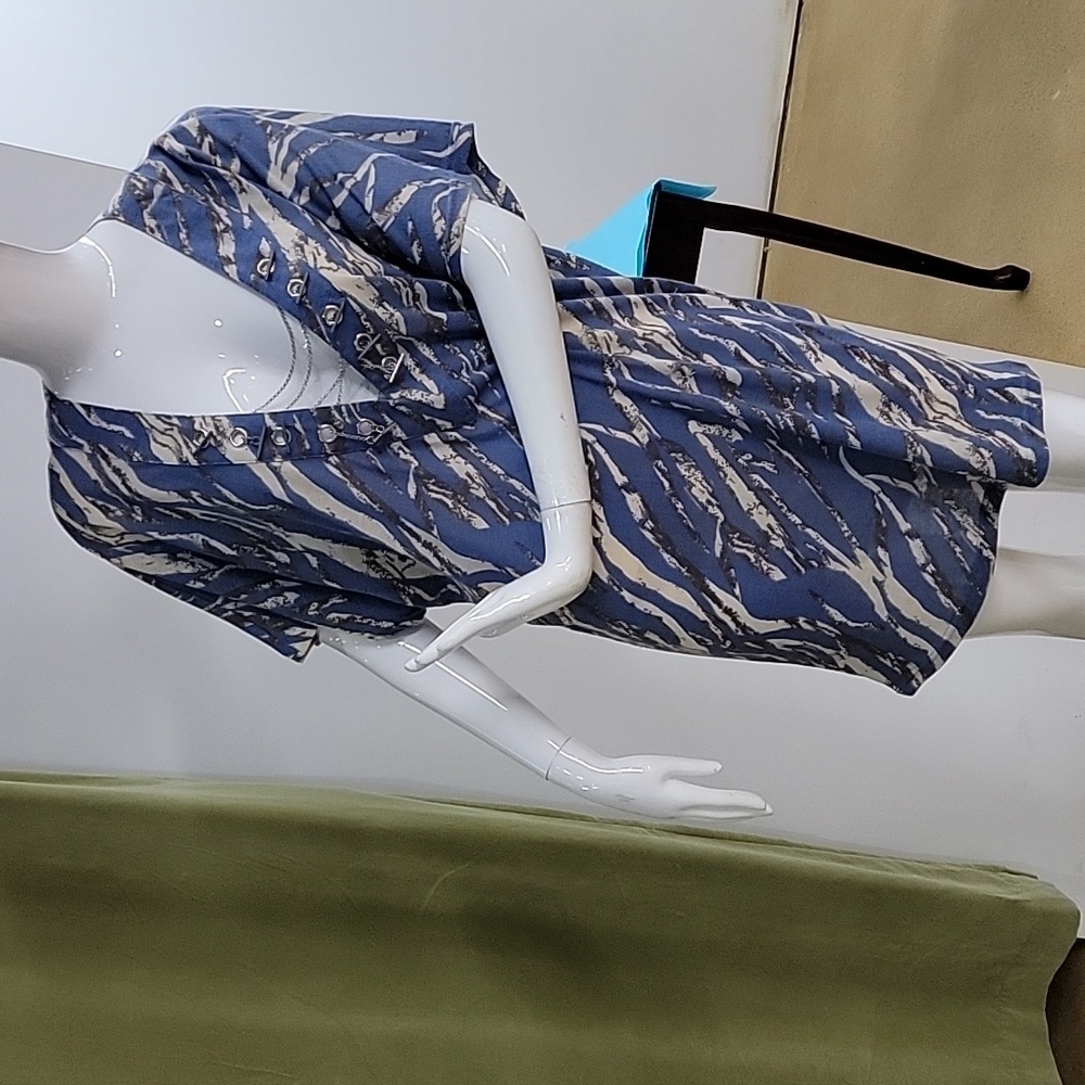 Hot & Delicious Chain Front V Neck Short Sleeve Top Size Large